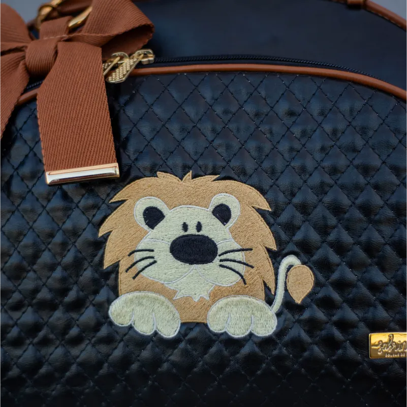 Bolsa da Mamãe - Couro Preto com Detalhes em Couro Caramelo e Bordado de Leão - Imagem 2