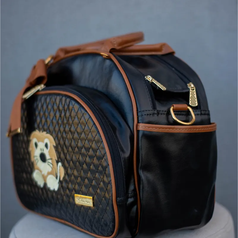 Bolsa da Mamãe - Couro Preto com Detalhes em Couro Caramelo e Bordado de Leão - Imagem 3
